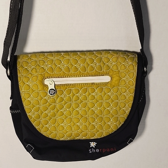 Sherpani Handbags - Sherpani Green & black crossbody bag